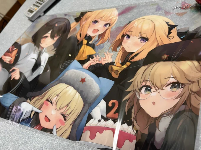 アシュアから懸賞のクリアポスターが届いたんですよ栗毛馬先生の画力が光ってるんですけども、それにしても2周年めでたいし画が強いな?良すぎる。。。 #アッシュアームズ #アシュア #灰燼戦線 