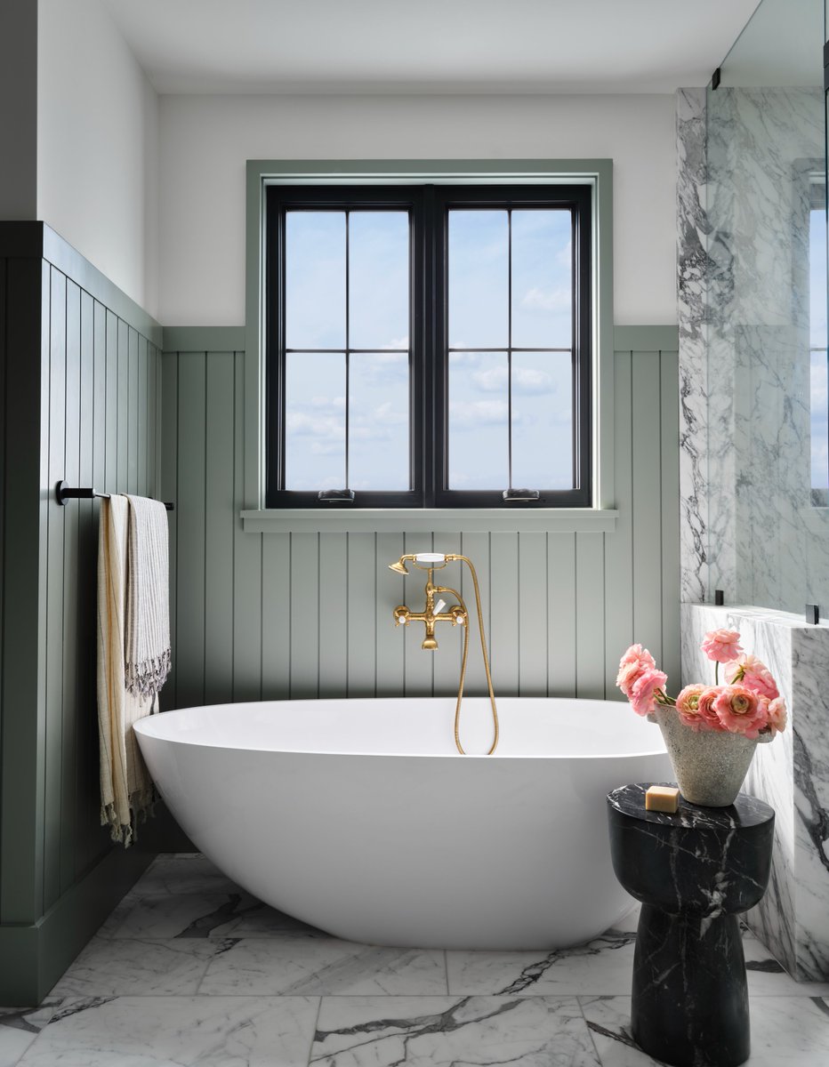 As the Winter days get colder, we’re transporting you to the sun-filled Hermosa Beach in California which displays our Egg Shell tub, beautifully styled by Kate Lester Interiors🌊
Credits - Douglas Friedman, RJ Smith Construction, Trotter Building Designs, @amykchin @veronicajays