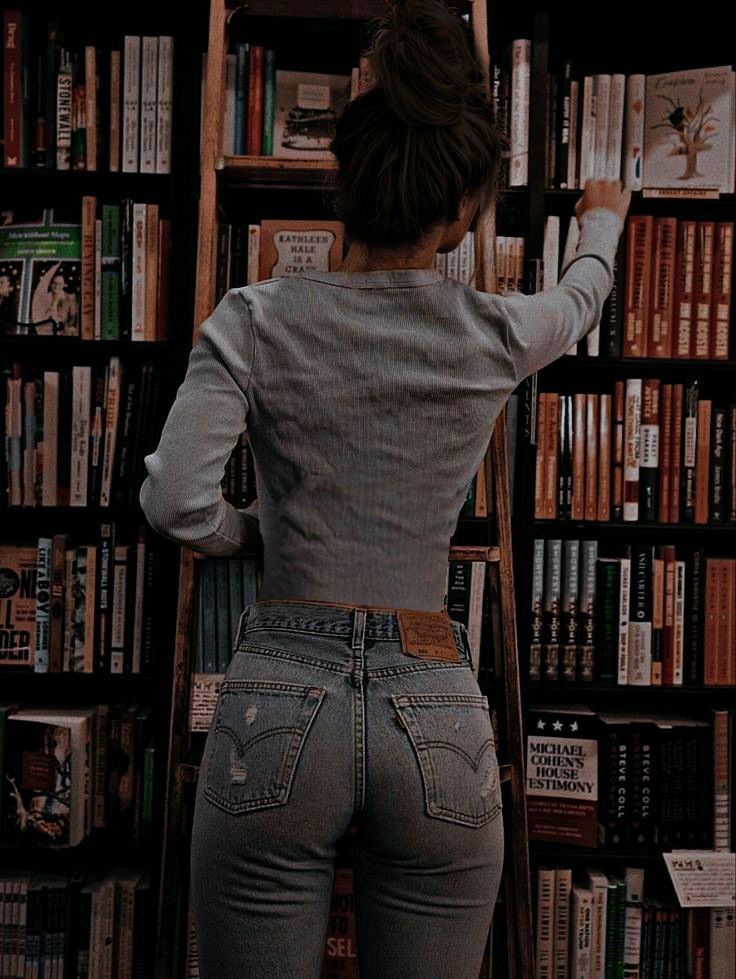 Sometimes all a girl desires 
is a good book spanking. 

#bibliophile #readtome
#sapiosensual
