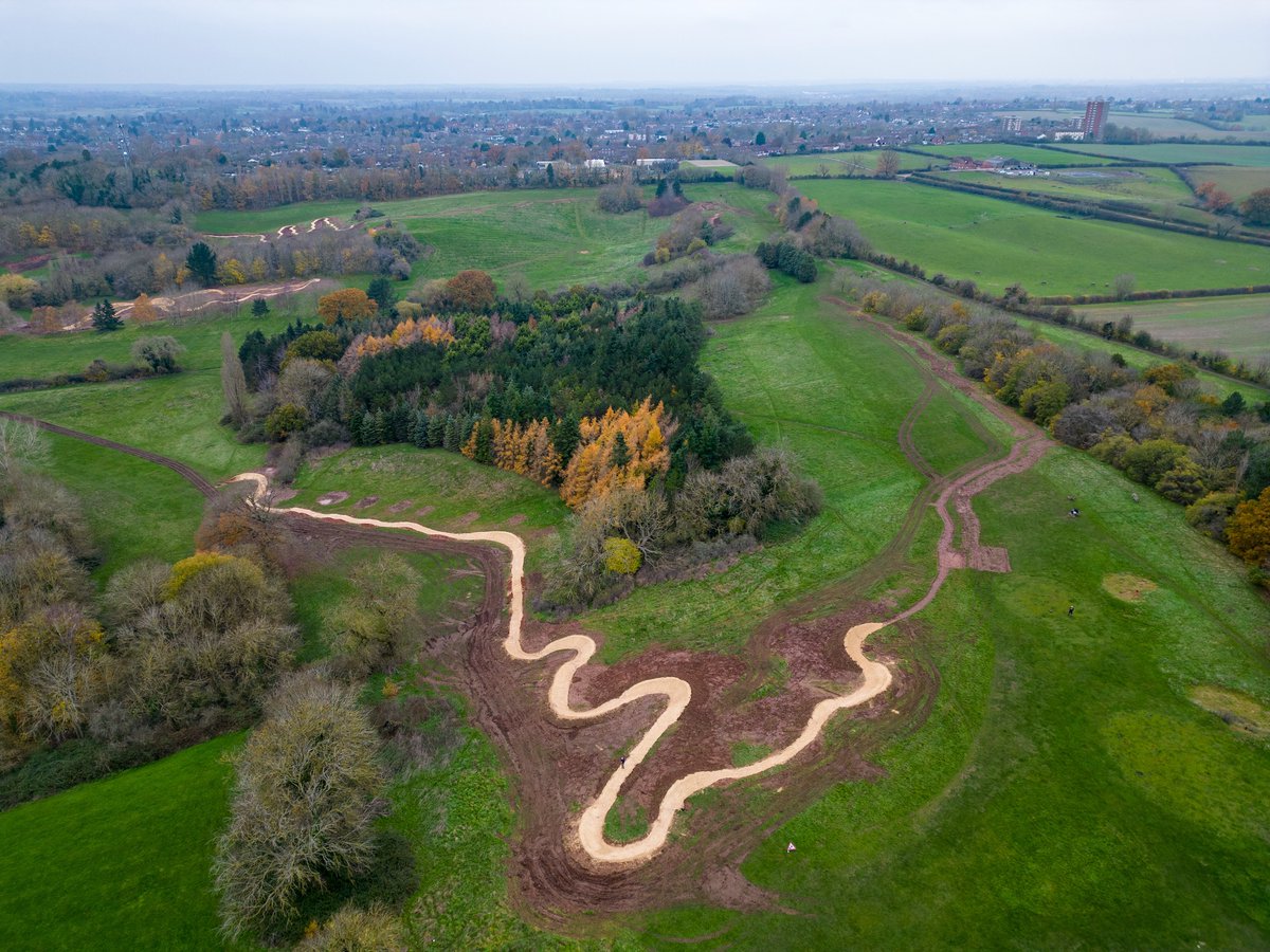 leamtogether's tweet photo. 𝐁𝐋𝐎𝐓 𝐎𝐍 𝐓𝐇𝐄 𝐋𝐀𝐍𝐃𝐒𝐂𝐀𝐏𝐄
An MTB facility wasn't even mentioned in @Warwick_DC's public consultation &amp; the majority of residents wanted the landscape untouched. @Warwick_DC said trails would hardly be visible &amp; park users could continue to enjoy the amenity &amp; views! https://t.co/o4OoHZNd4S
