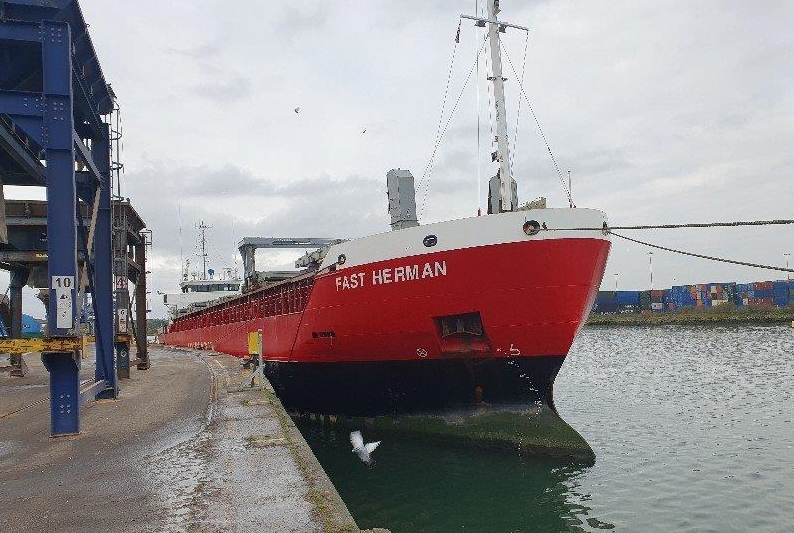 The MV Fast Herman loading 1,750 mt of Oats from the United Oilseeds Farmers Co-operative at Ipswich docks this a.m. Sails for the EU later today. <a href="/BeckiiGibbs/">Beckii Gibbs</a> <a href="/Tula205/">James  Hood</a> <a href="/pennock66/">Ray</a> <a href="/holly_gourley/">Holly Gourley</a> <a href="/BeckyBeesley1/">Becky Beesley</a> @AaronCantrill1 <a href="/jogunes1/">@JoGunes</a> <a href="/owencuos/">Owen Cligg</a> @scouseman1978 <a href="/BeckyCrocombe/">Becky Crocombe</a>