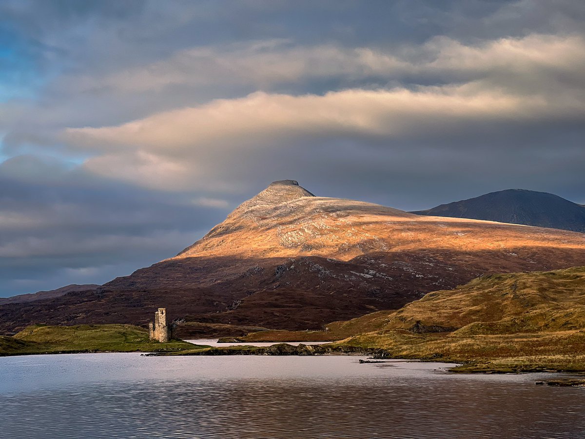 PeterRibbeck's tweet photo. Fleeting light on Ardvreck castle on Loch Assynt #Assynt #Ardvreck #LochAssynt #Lairg #Sutherland #ClanMacLeod #VisitScotland @VisitScotland https://t.co/5Xrbj8wi3u