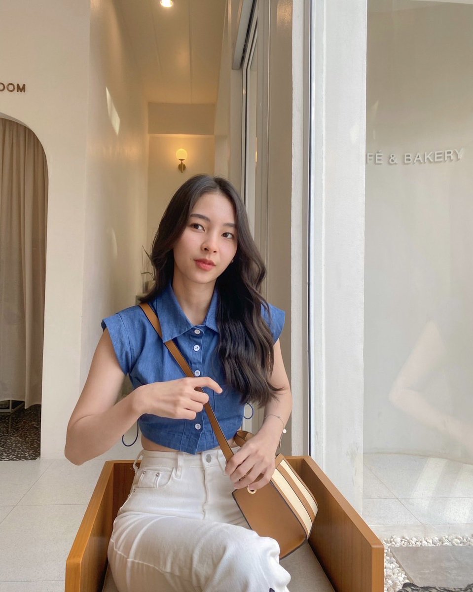 eztra_official's tweet photo. K.punggk with EZTRA NANO KAMILA HONEY &amp; CREAM🧸🍞🍯เเมชลุคได้น่ารักลงตัวมากๆค่ะ 

สำหรับใครที่เป็นสายคาเฟ่บอกเลยว่าใบนี้เเมชง่ายจะสายไปคาเฟ่ไหนก็เข้า เห็นใบเล็กๆเเบบนี้ใส่ iphone pro max ได้นะคะ

นางเเบบสูง 163 cm

ขนาด 18 x 14 x 8 cm

1,890 บาท

#eztrananokamila https://t.co/c0cvONPWNc