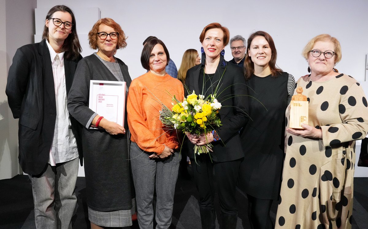 Izdevniecība <a href="/lielsunmazs/">LIELS UN MAZS</a> saņēma izcilības balvu kultūrā par augstvērtīgu, sociāli aktīvu un starptautiski plaši atzītu sniegumu bērnu grāmatniecībā! 
 #IzcilībasBalvaKultūrā2022 #IBK2022