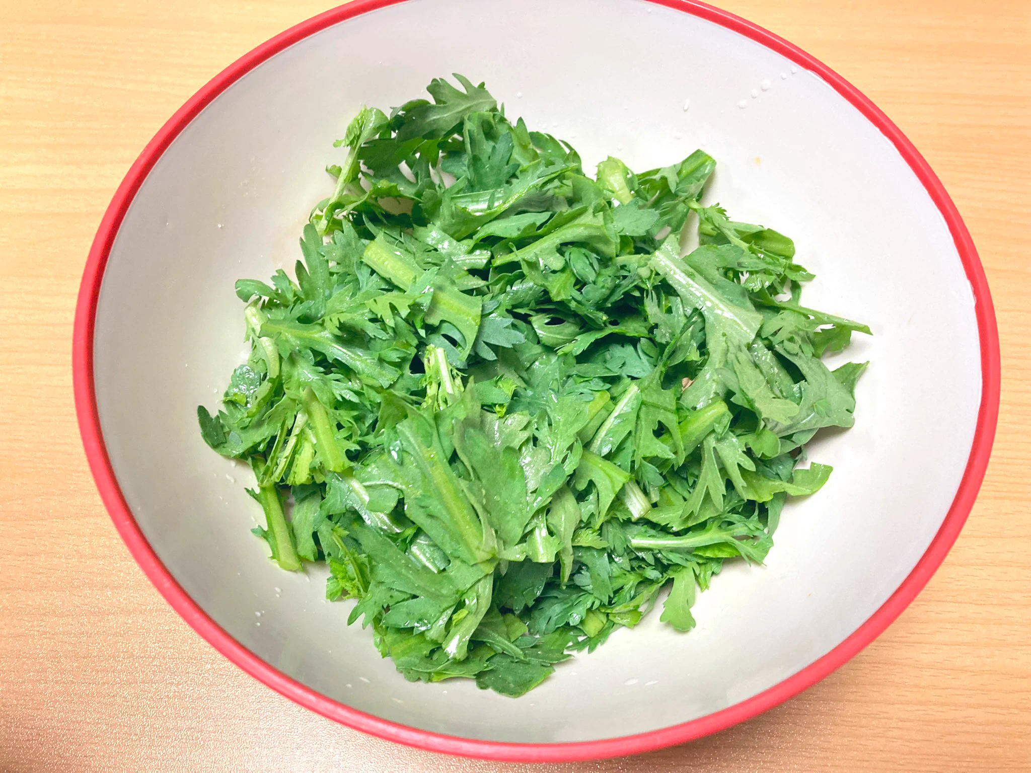 加熱しないこの食べ方もすごく美味しそう！簡単でお手軽な春菊の「サラダ」レシピ！