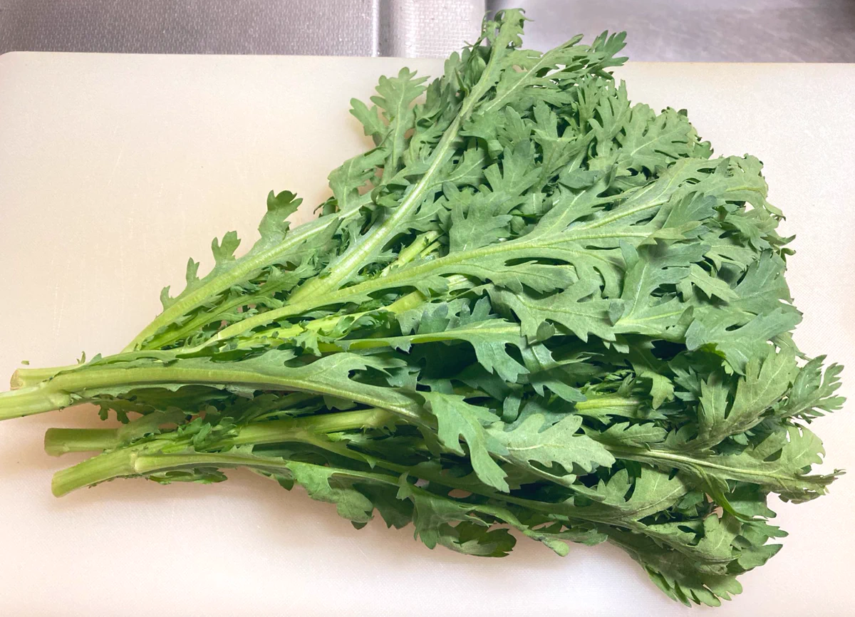 加熱しないこの食べ方もすごく美味しそう！簡単でお手軽な春菊の「サラダ」レシピ！