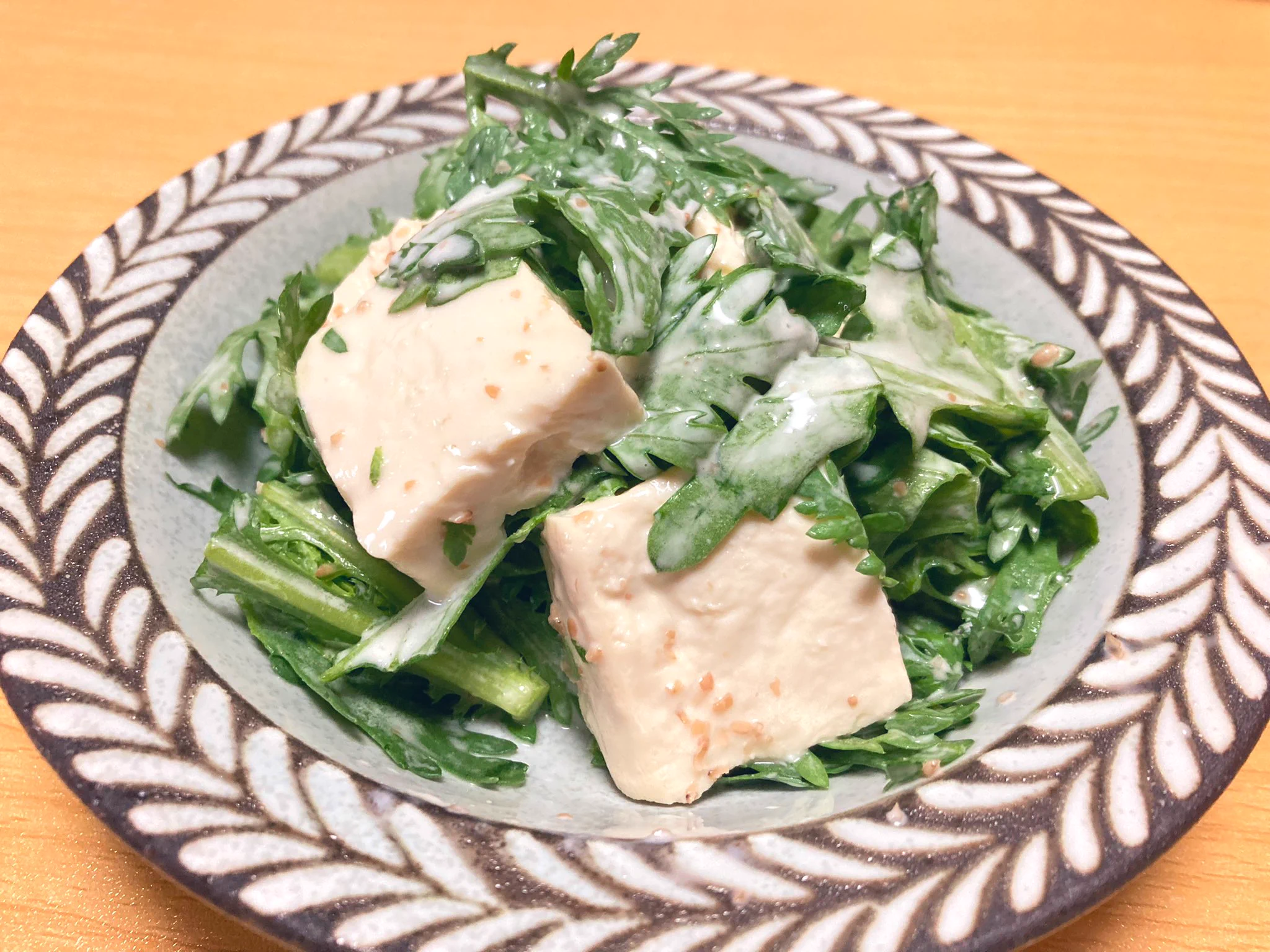 加熱しないこの食べ方もすごく美味しそう！簡単でお手軽な春菊の「サラダ」レシピ！