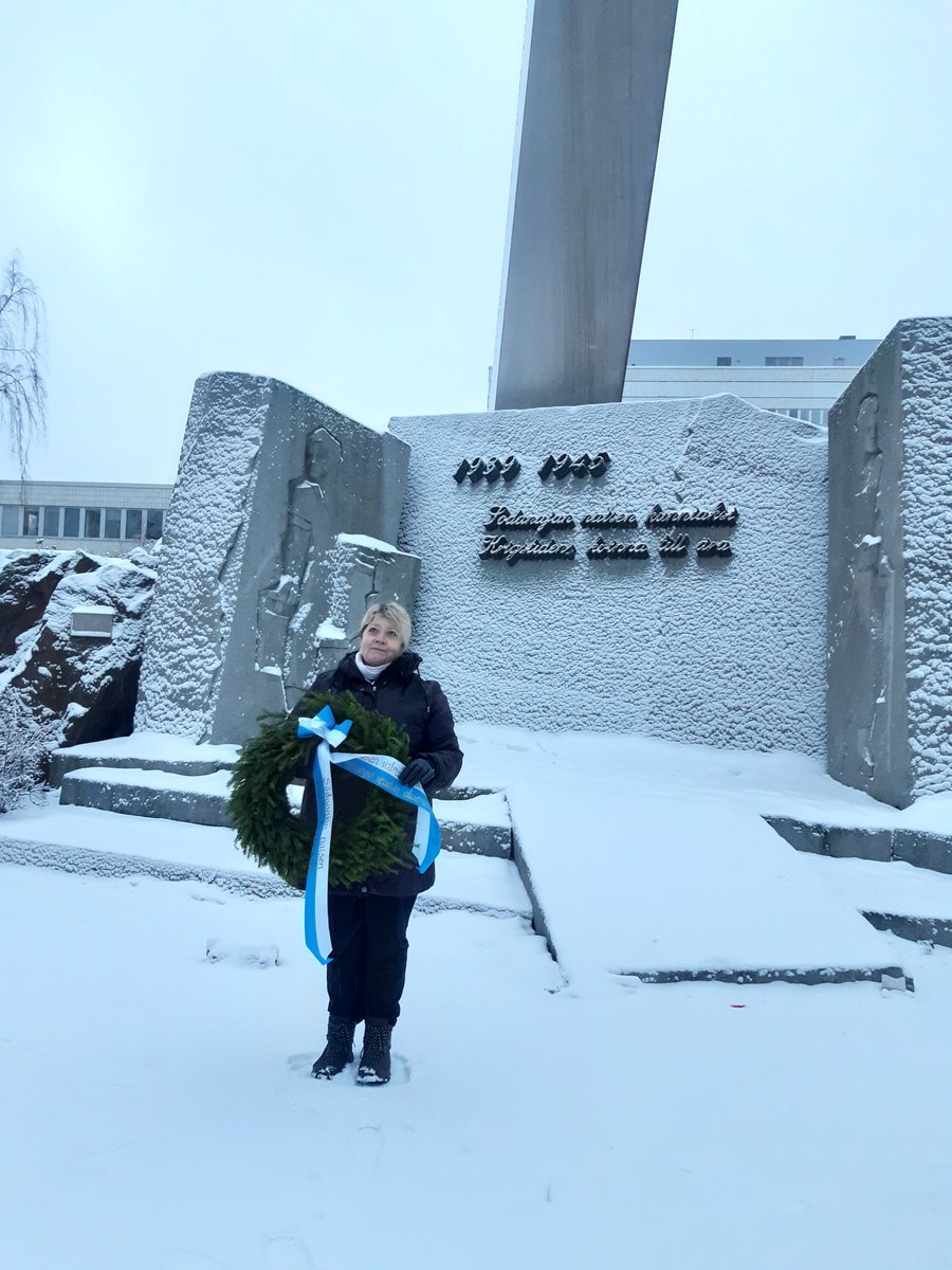 SariJusslin's tweet photo. Hyvää itsenäisyyspäivää 🇫🇮
@Valmiusliitto 
#hginseudunank
#sodanajannaisenmuistomerkki
#himmetäeimuistotsaa
#sotilaskoti
Kunniatehtävä saatu sotaveteraaninaisilta. https://t.co/13lGbZT37j