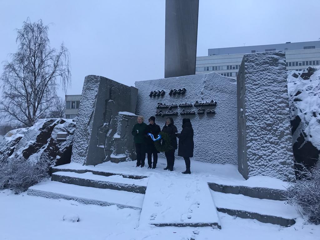 SariJusslin's tweet photo. Hyvää itsenäisyyspäivää 🇫🇮
@Valmiusliitto 
#hginseudunank
#sodanajannaisenmuistomerkki
#himmetäeimuistotsaa
#sotilaskoti
Kunniatehtävä saatu sotaveteraaninaisilta. https://t.co/13lGbZT37j