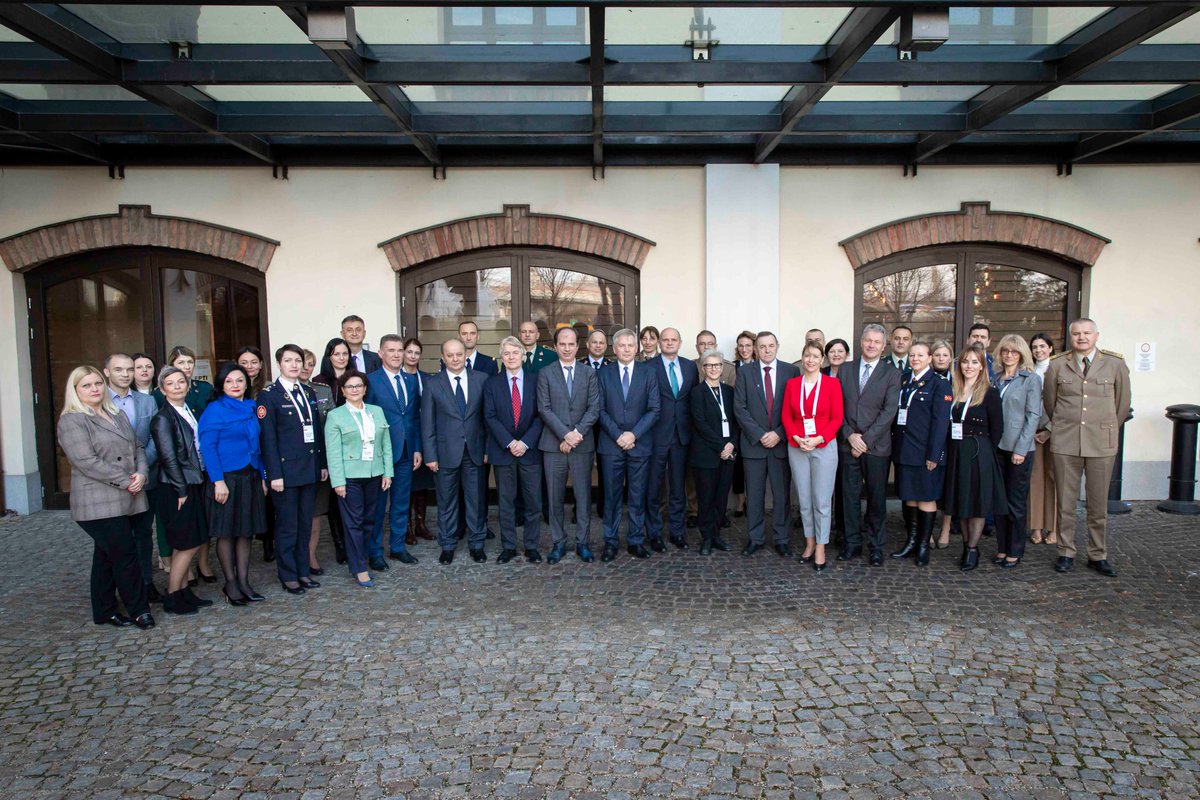 UNDP_SEESAC's tweet photo. Kudos to the MoDs &amp; AFs of 🇧🇦🇲🇪🇲🇰🇷🇸  for joining efforts to develop the Regional Baseline Study on Integrating a Gender Perspective in Military Education which is presented today at the 15 Regional Meeting of Gender Equality Mechanisms.

Supported by 🇳🇴🇸🇰

#16Days https://t.co/AszPQpMVu6