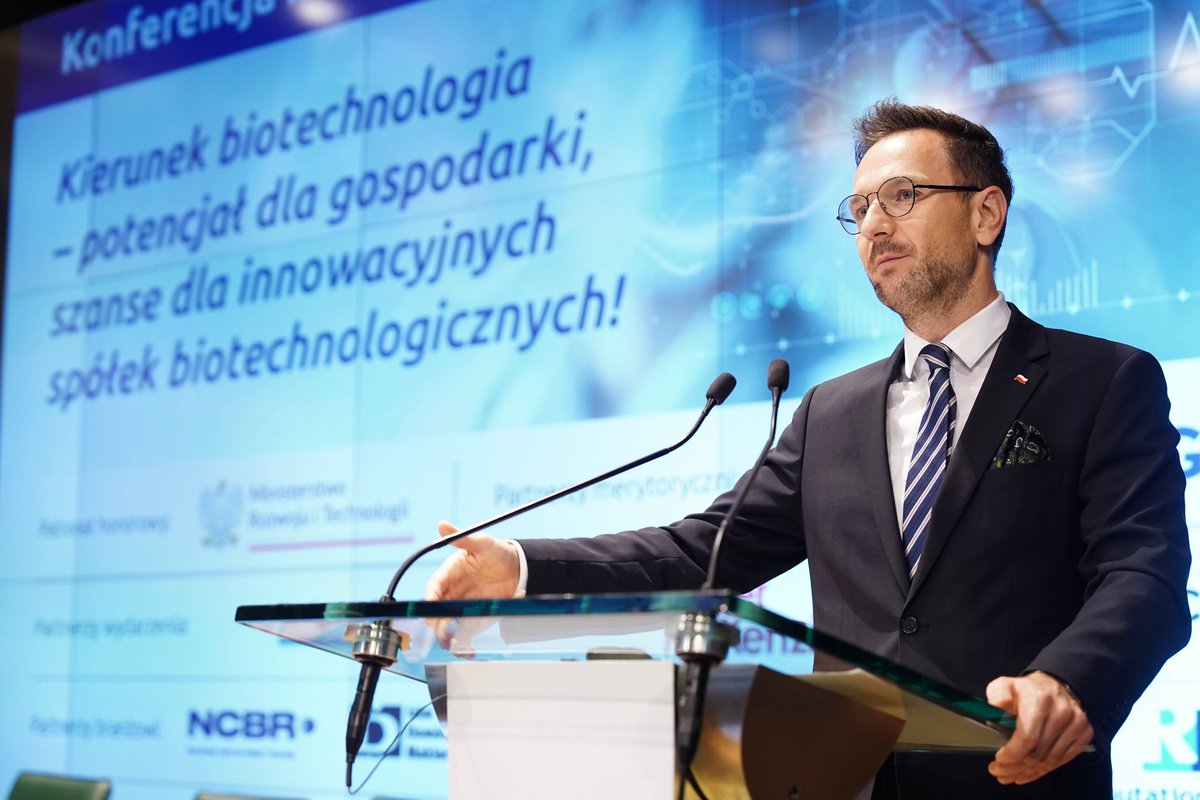 MRiTGOVPL's tweet photo. Min. @waldemar_buda podczas konferencji branży #biotech na @GPW_WSExchange: Mam nadzieję, że za kilka lat będziemy mogli powiedzieć, że branża biotechnologiczna jest istotnym elementem 🇵🇱 gospodarki. Rolą administracji jest pomoc w usuwaniu przeszkód legislacyjnych. https://t.co/JzHLPetHym