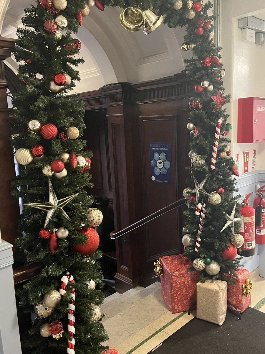 clairemegarity's tweet photo. The entrance to the #InstituteOfPathology building greeting staff and visitors to the #CellularPathologyLab @BelfastTrust Bringing Christmas cheer thanks to Kirsty! (With a little help from @nicodeeko) Fab job girls! 🎄🎁 

@shaunaMcAuley6 @evni1 @Davyjoegillan https://t.co/becnQXgVCm