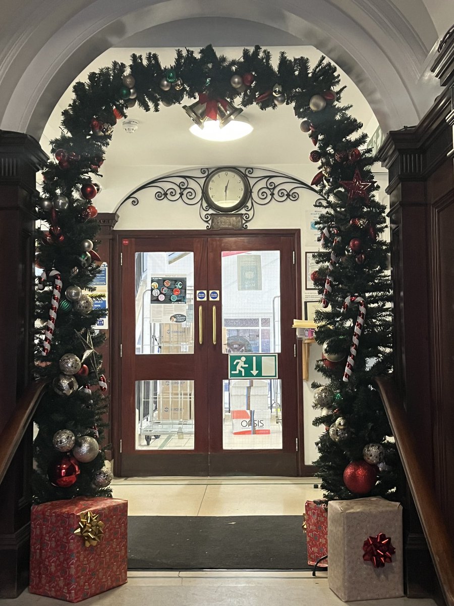 clairemegarity's tweet photo. The entrance to the #InstituteOfPathology building greeting staff and visitors to the #CellularPathologyLab @BelfastTrust Bringing Christmas cheer thanks to Kirsty! (With a little help from @nicodeeko) Fab job girls! 🎄🎁 

@shaunaMcAuley6 @evni1 @Davyjoegillan https://t.co/becnQXgVCm