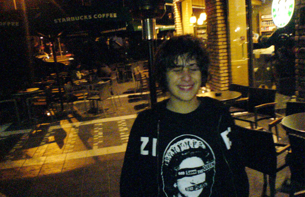 TodoPorHacer1's tweet photo. «Alexandros cayó, tras el primer o segundo disparo; seguro que antes del tercero… Después, no sé lo que pasó. La gente gritaba y alguien le levantó la camiseta a Alex. Pude ver que tenía un agujero en medio del pecho, un poco hacia el corazón, y que había sangre en la herida…» https://t.co/wkvrPw95p9