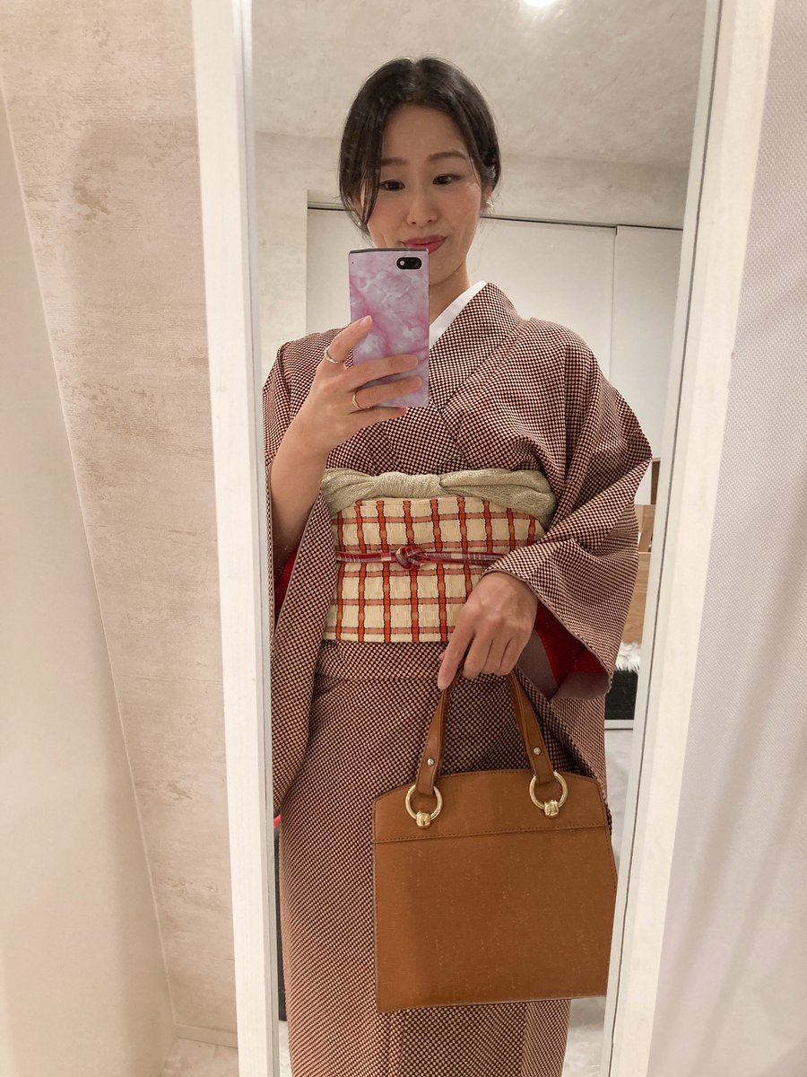 akanessi's tweet photo. 吓了一跳。已经冬天了。12月！圣诞节快要来了。気づいたら季節が巡っていた！12月のシーズンコーデ🎄よく見たら洋っぽい小紋♡私的に大ヒットな紬地の名古屋帯と紬の帯締め♡エルメスオレンジ♡
帯揚げはゴールドのキラキラなんだけど、全然わからないね。 https://t.co/WKWHqVeTQL