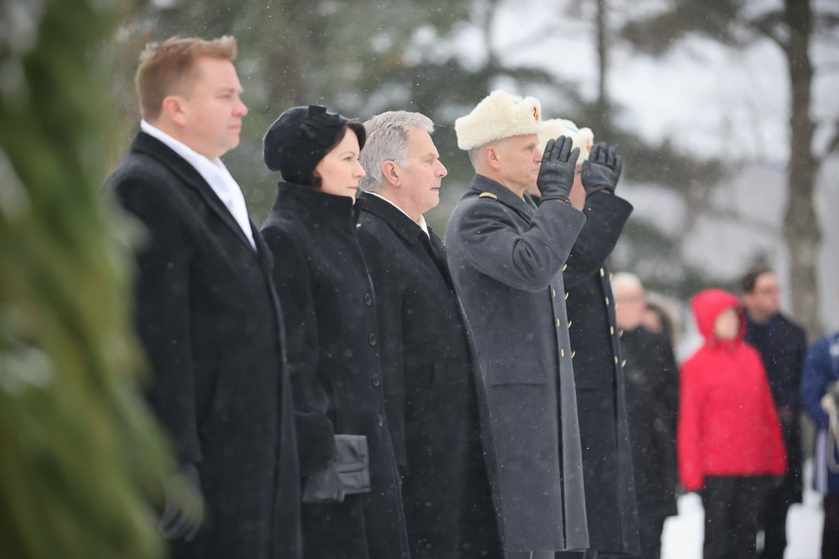 niinisto's tweet photo. Seppeleenlasku Hietaniemen sankariristille on itsenäisyyspäivän aamun tärkeä perinne. Sankarivainajien muistoa kunnioittaen. https://t.co/fRqvCby9rv
