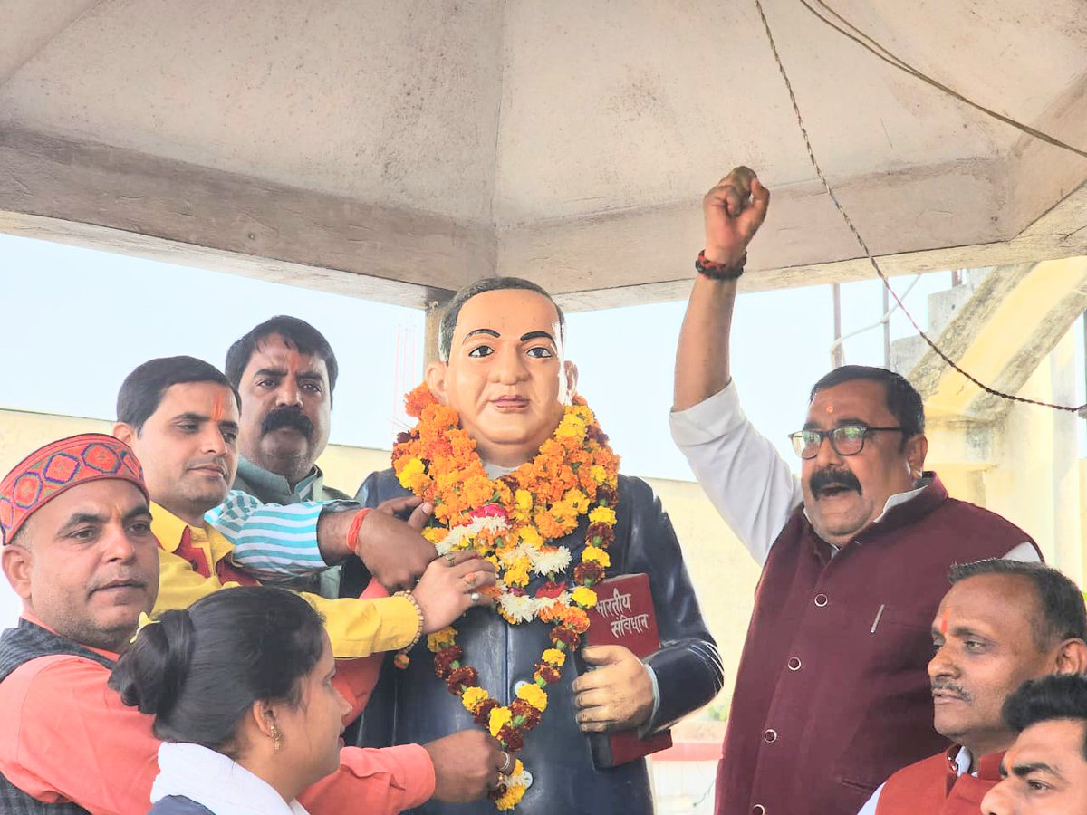 Pradeepbjpblp's tweet photo. आज दिनांक 6 दिसम्बर 2022 को संविधान शिल्पी, भारत रत्न बाबा साहब डॉ.भीमराव आंबेडकर जी के महापरिनिर्वाण दिवस पर बलरामपुर अंबेडकर चौराहा पर उनकी प्रतिमा पर भाजपा पदाधिकारी एवं कार्यकर्ताओं के साथ  पुष्पांजलि अर्पित कर कोटिशः नमन करते हुए।..

            #जिलाध्यक्ष_भाजपा_बलरामपुर https://t.co/YwmEaVHSv5