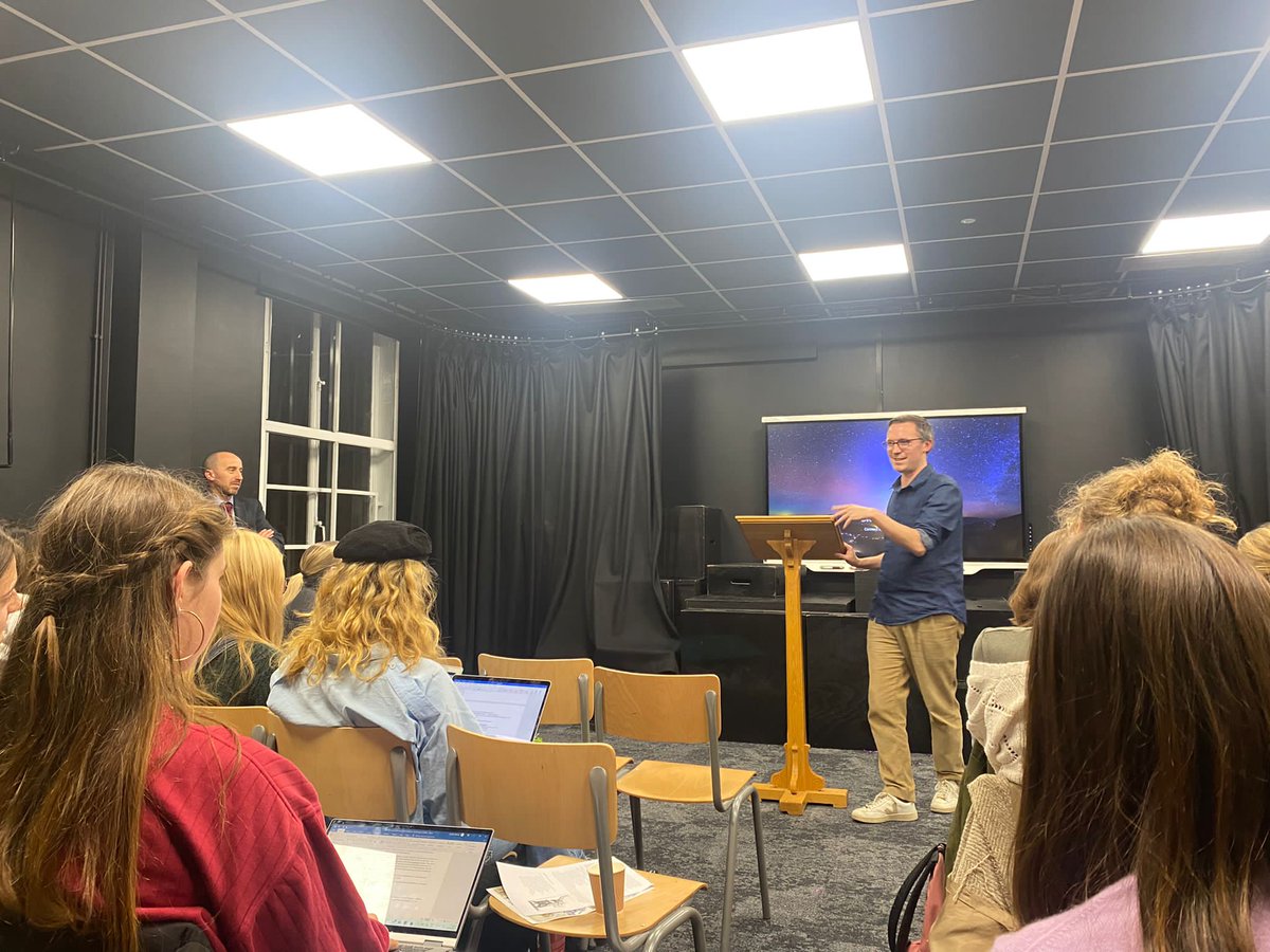 FHSRegentsPark's tweet photo. Dr Eric Langley (UCL) provided UVI English Literature students from our school and our sister school @FHSSloaneSquare with a real treat yesterday, delivering a fascinating lecture on 'Surveillance and Sexuality' in Webster's 'The Duchess of Malfi', their set A Level text! https://t.co/gI6W3SO73o