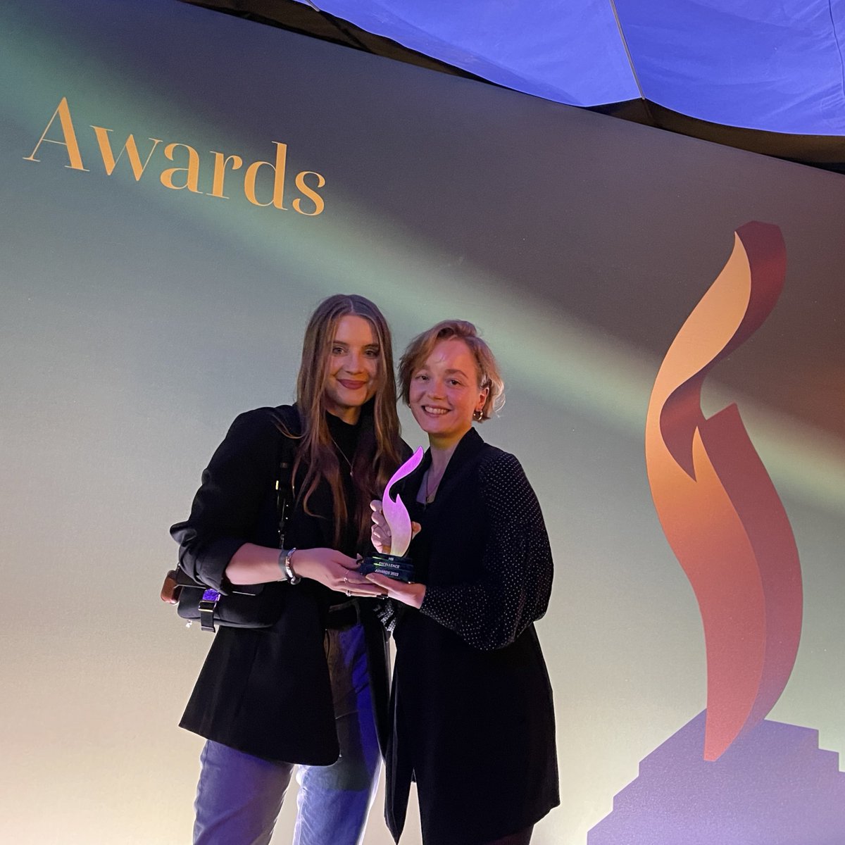 So sehen Sieger aus....🏆
Die Kampagne "Klingt komisch. Macht aber glücklich." gewinnt bei den HR Excellence Awards in der Kategorie "Recruiting-Kampagne“. Von uns. Für den Bundesverband Farbe Gestaltung Bautenschutz entwickelt. 🎨Schaut vorbei: ressourcenmangel.de/die-maler.html…