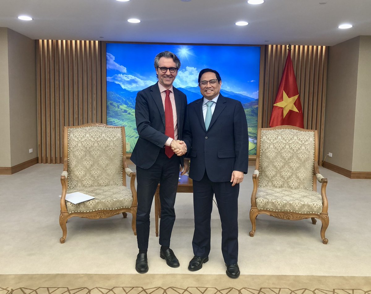 Just out of a very good meeting with PM Pham Minh Chinh in view of his trip to Brussels for the #EUASEANSummit - Interesting and open discussion on #EVFTA implementation, #GreenTransition #JETP #humanrights  #IUU <a href="/eu_eeas/">European External Action Service - EEAS 🇪🇺</a> <a href="/EUDelegationVN/">EU in Vietnam 🇪🇺🇻🇳</a> @TimmermansEU <a href="/DRedonnet/">Denis Redonnet</a>