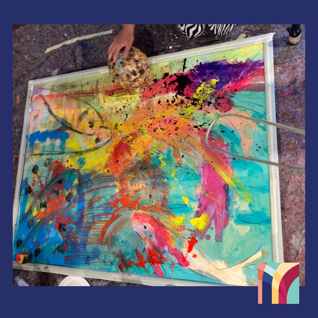 Das Bild ist beim ersten Strich entstanden. Zu sehen ist ein upcycling Projekt. Das alte Bild mit Karpfen stand schon länger rum. Beim Workshop durften alle Menschen die wollten einen Teil zum Bild beitragen. Während der Stunde hat sich das Bild stetig gewandelt und am Ende …