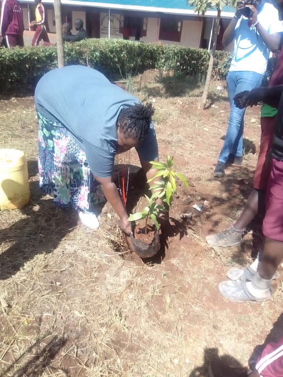 apackamonth's tweet photo. A multi-stakeholder approach to community challenges is the best to achieve sustainable solutions. It was an honor to partner with Taifa Teule Network CBD2 to reach out to Kibiko Primary School #eradicatetransactionalsex #apackamonth #iampriceless #16DaysOfActivismAgainstGBV https://t.co/rVhNakZUyn