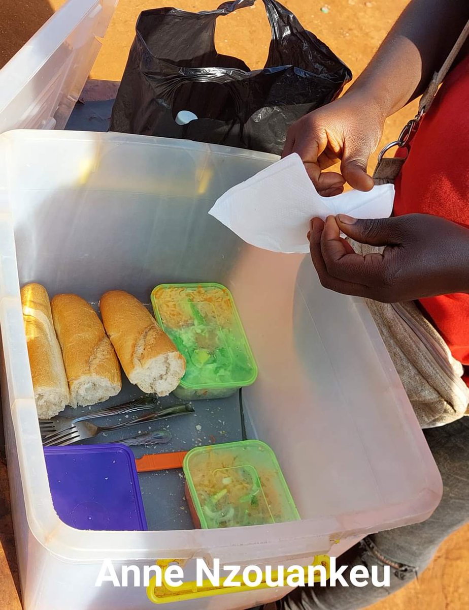 Annenzouankeu's tweet photo. #Bangangté.  Chaque matin, des  filles ambulantes vendent le petit déjeuner dans boutiques et bureaux. Boîte de crudité avec demi pain vendus à 500Fcfa.  Elles ont entre 100 000 et 150 000 Fcfa de bénéfice par mois. De petites idées qui rapportent gros. #entreprenariat #Cameroun https://t.co/5ToEtTHLAW