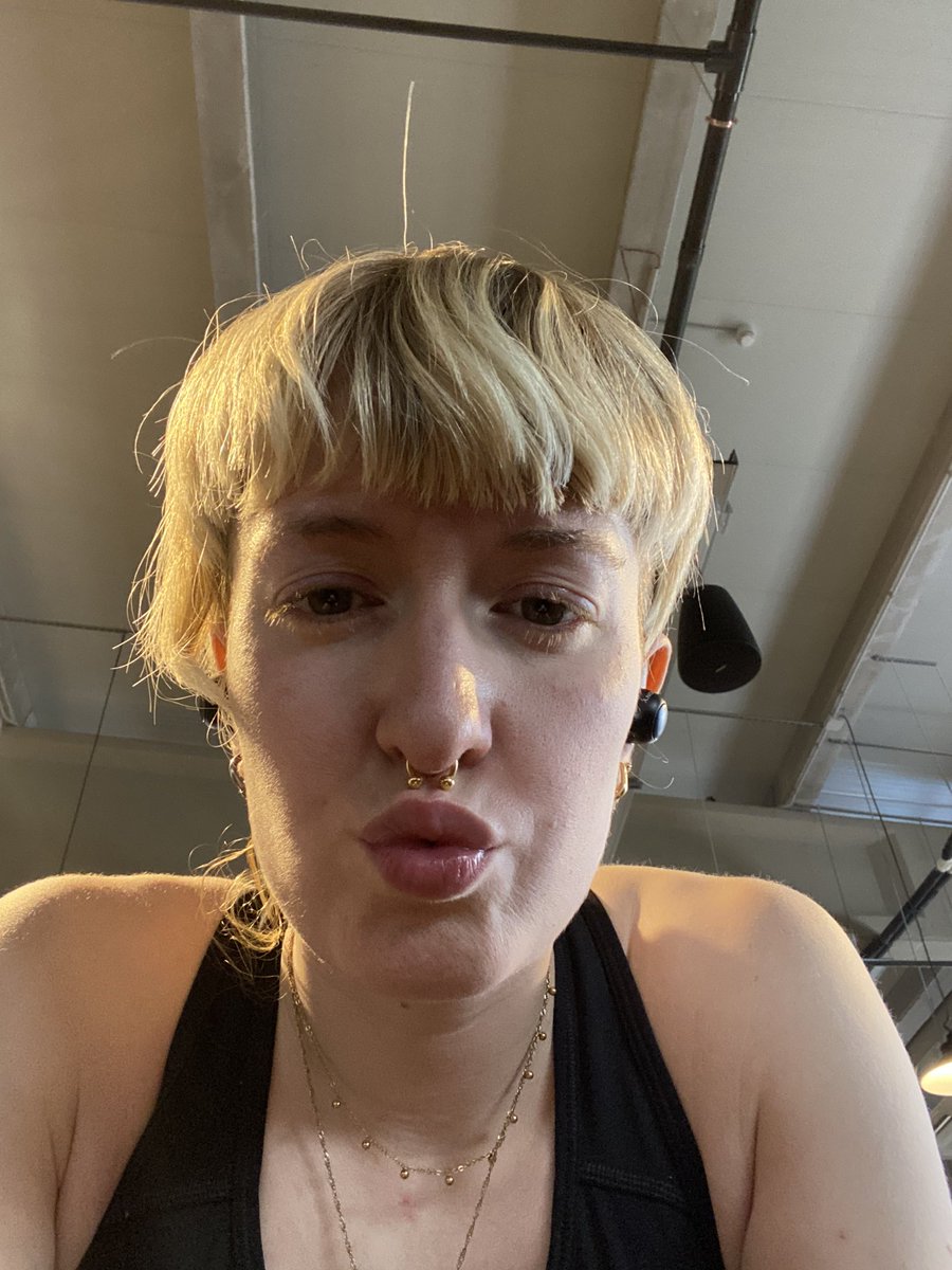 larxci's tweet photo. una tía chula en el gym // lo k escucha https://t.co/jgD9CIIWLL