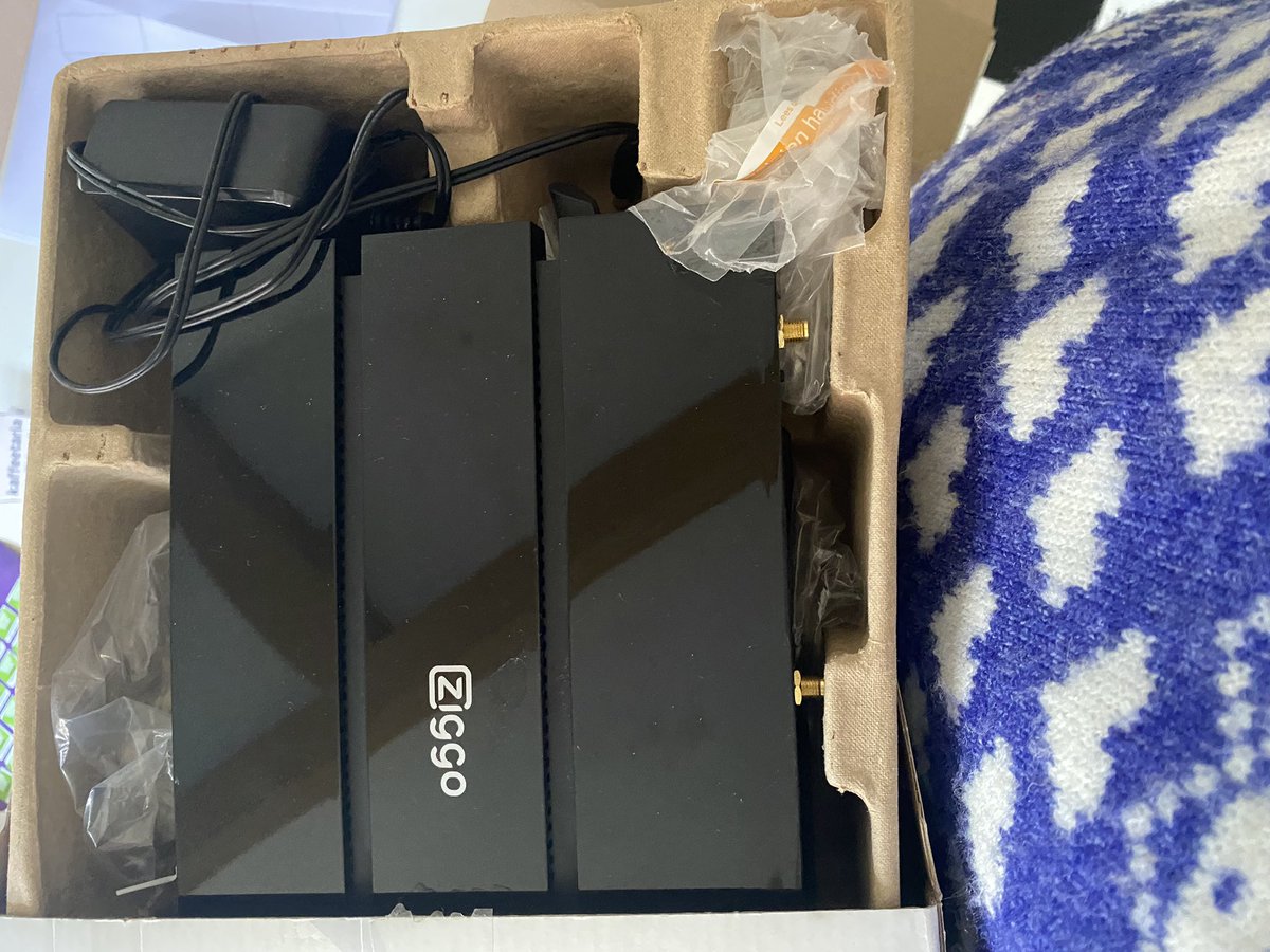 Broesj's tweet photo. @ZiggoWebcare zou ik ook mijn oude boosters aan jullie kunnen terugsturen? Fijn om dan nog twee retouretiketten te ontvangen. Dozen heb ik nog. https://t.co/jnQRCK1fEy