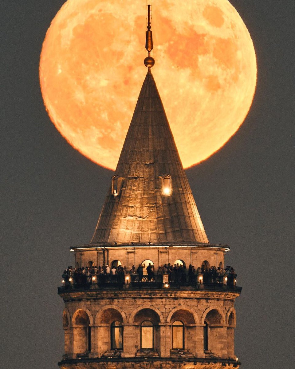 満月の光に照らされて、ガラタ塔がひときわ輝いて見えますね🌕 ガラタ塔はイスタンブルの小高い丘の上に立つ、パノラマビューが楽しめる有名な展望スポットです。満月の夜には、月光に照らされたガラタ塔の幻想的な光景を楽しむことができます。 📸 @johannes_m