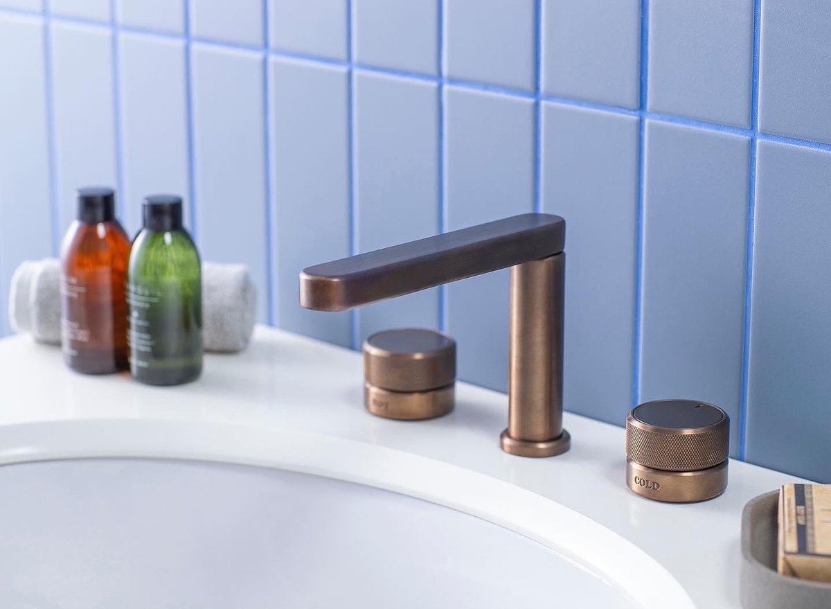 SwadlingUK's tweet photo. Does Aged Brass work in a modern bathroom? YES!
Just look at our contemporary Engineer Basin Mixer, with tactile knurl detailing. It looks perfect with the gorgeous blue tiles and creates a stylish and on trend look.
https://t.co/5K9kRiyXi4
#brasstaps #agedbrass https://t.co/WwnEt8PZSz