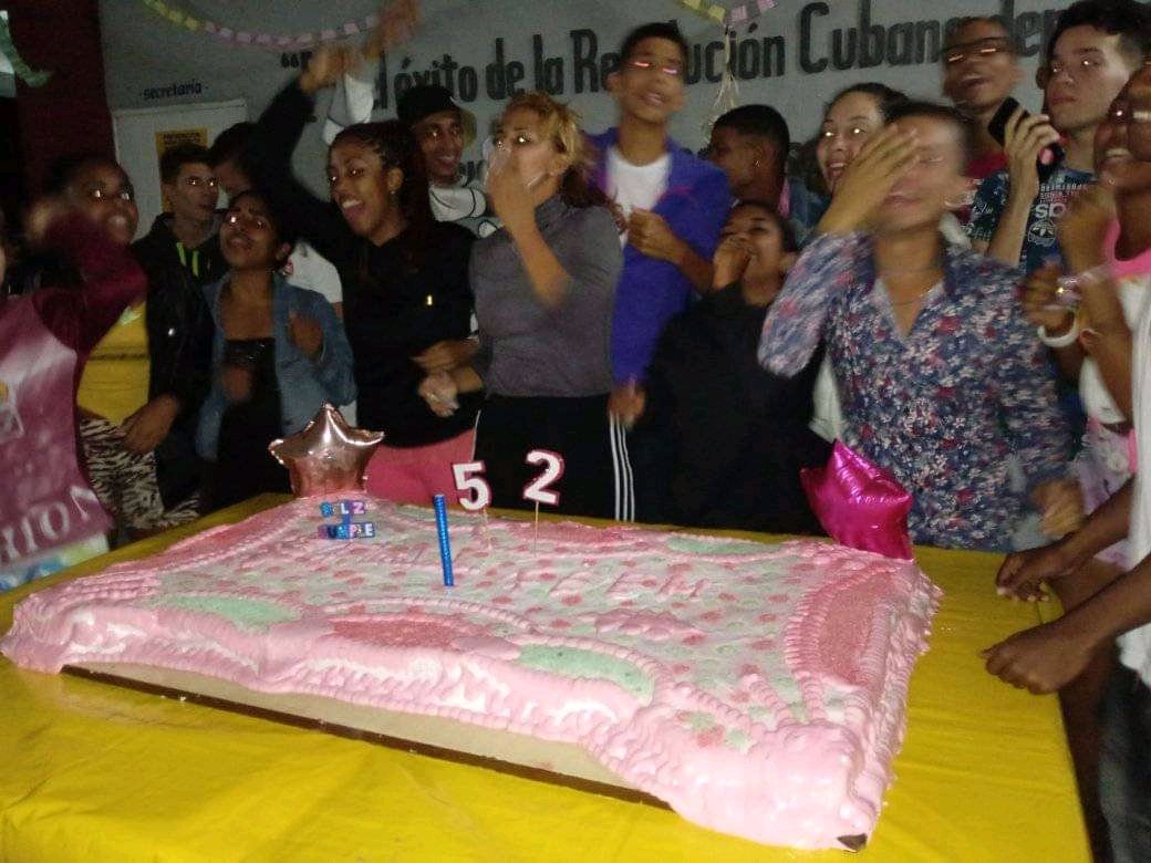 StgoUjc's tweet photo. Se realiza en el Municipio Palma Soriano de #SantiagoDeCuba, Gala Cultural en víspera del 52 Aniversario de la #FEEM.
#52FEEM, #AquiConCuba, #ResistirConCreatividad. https://t.co/to5lIUwzX6