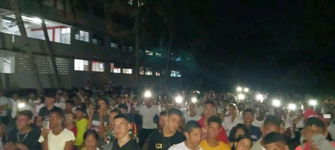 StgoUjc's tweet photo. Se realiza en el Municipio Palma Soriano de #SantiagoDeCuba, Gala Cultural en víspera del 52 Aniversario de la #FEEM.
#52FEEM, #AquiConCuba, #ResistirConCreatividad. https://t.co/to5lIUwzX6