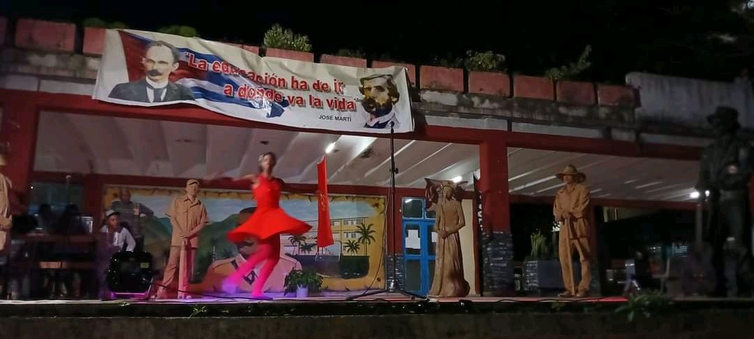 StgoUjc's tweet photo. Se realiza en el Municipio Palma Soriano de #SantiagoDeCuba, Gala Cultural en víspera del 52 Aniversario de la #FEEM.
#52FEEM, #AquiConCuba, #ResistirConCreatividad. https://t.co/to5lIUwzX6
