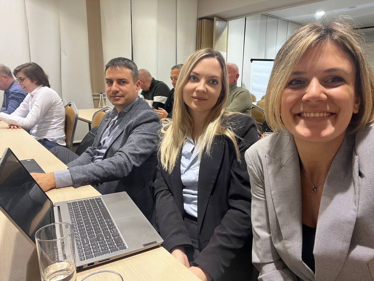 Blinking tweet media