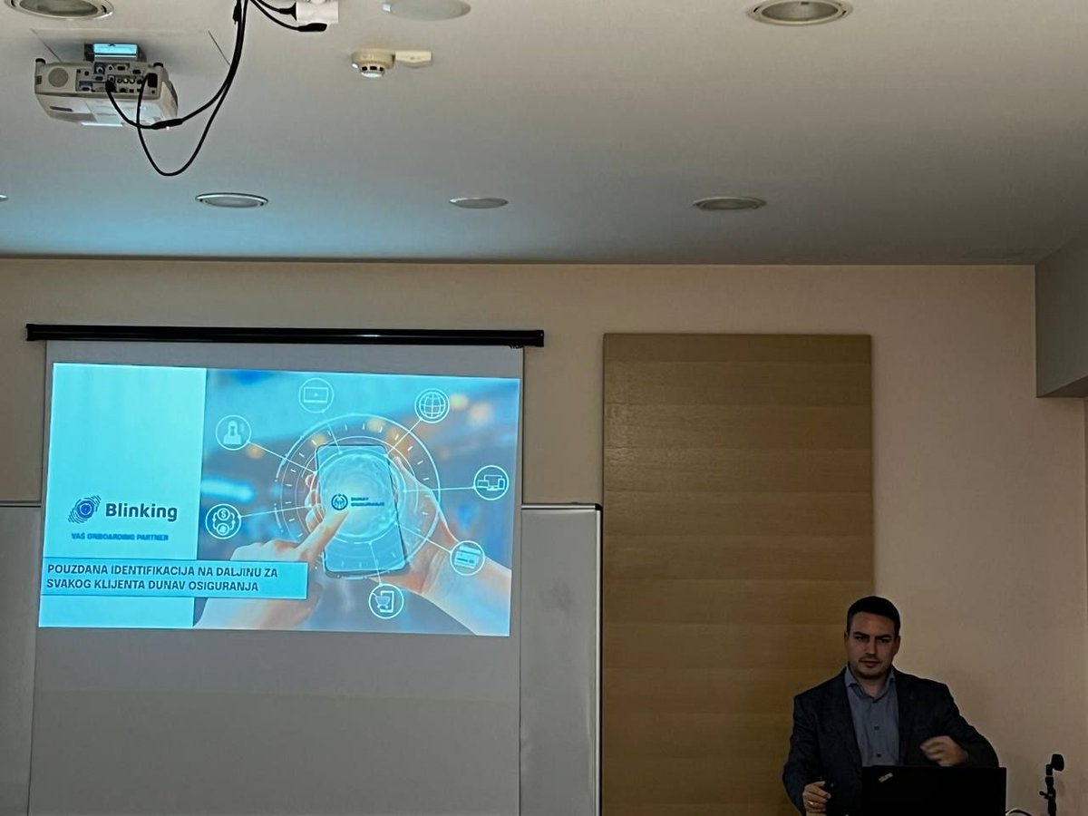 Blinking tweet media