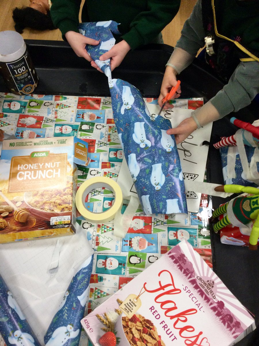 LittleForestNu2's tweet photo. Our little elves are hard at work wrapping presents! 🎅🏼💌🎄❄️ https://t.co/8le8TfHRqT