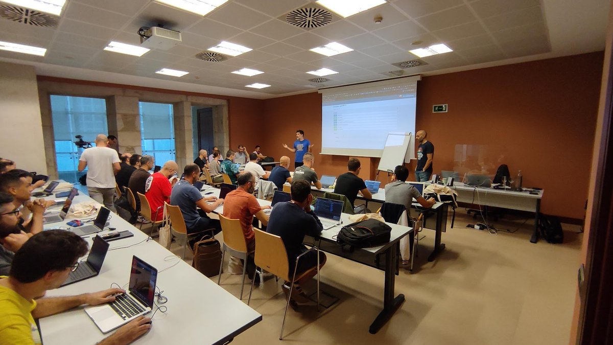 phpulpocon's tweet image. El Jueves fue el día más "intimo" con los primeros asistentes y con el taller de @carlosbuenovinos y @theUniC sobre CQRS. Los asistentes ya pudieron disfrutar del nivel de los refrigerios en galicia