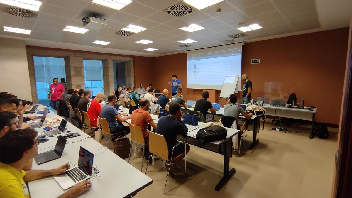 phpulpocon's tweet image. El Jueves fue el día más "intimo" con los primeros asistentes y con el taller de @carlosbuenovinos y @theUniC sobre CQRS. Los asistentes ya pudieron disfrutar del nivel de los refrigerios en galicia