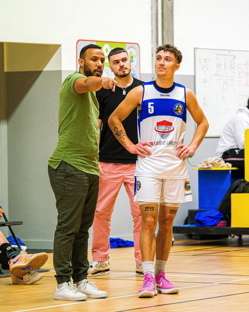 Folclobasket's tweet photo. Photo du weekend ! 📸

🔵🟡 𝗙.𝗢.𝗟.𝗖.𝗟.𝗢 🟡🔵

#folclo #basket #folclobasket #basketball #sport #lorient #morbihan #bretagne #france #ffbb #championnat #victoire #district #equipe #quartier #kervenanec https://t.co/MZpjGHYdAR