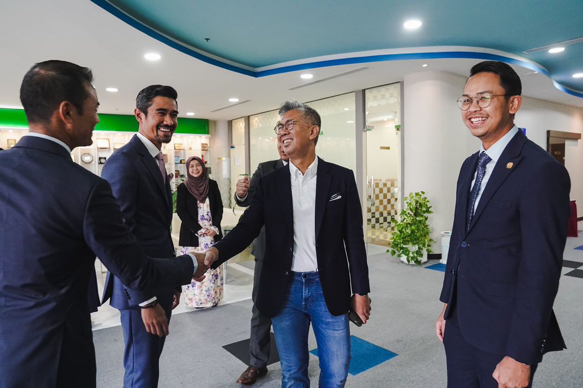 Sebelum pulang ke tanah air, saya sempat berjumpa dengan warga MATRADE dan MIDA yang berpengkalan di Dubai. Mereka ini juga sebahagian daripada keluarga besar MITI.