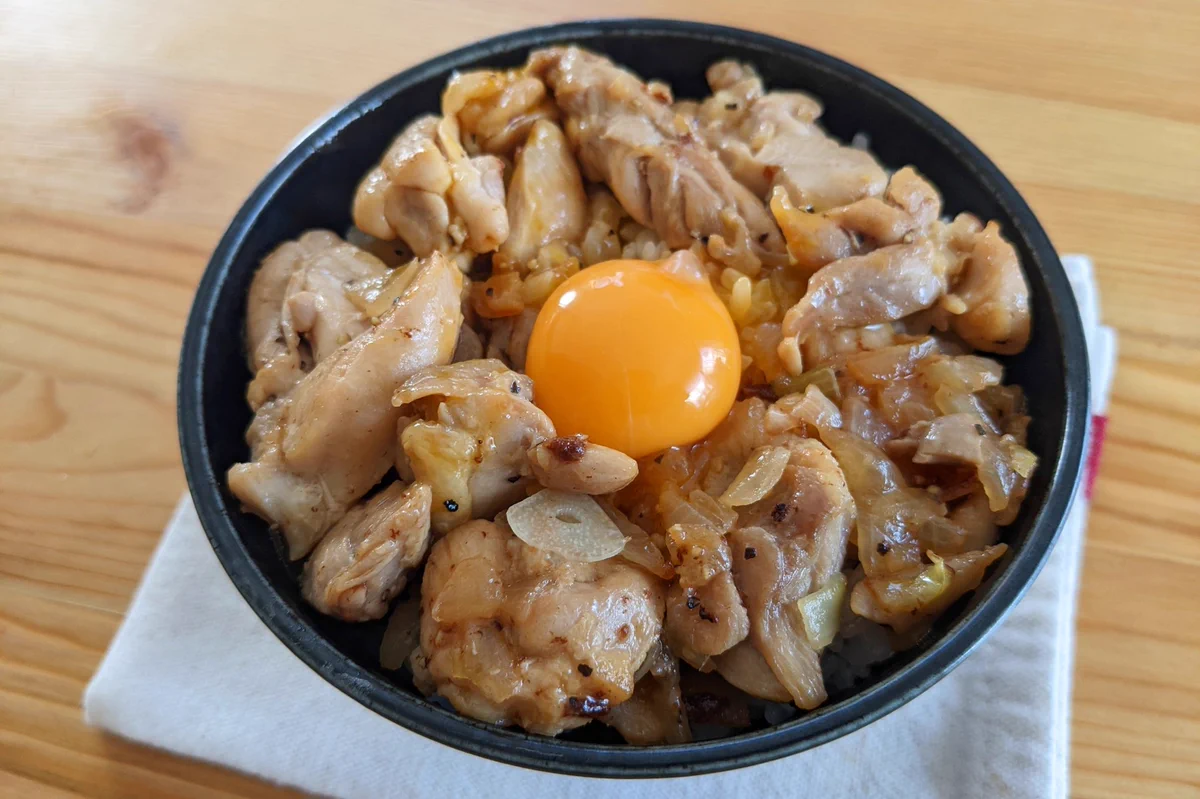 にんにくの風味がやみつきに！絶品「鶏塩にんにく丼」。