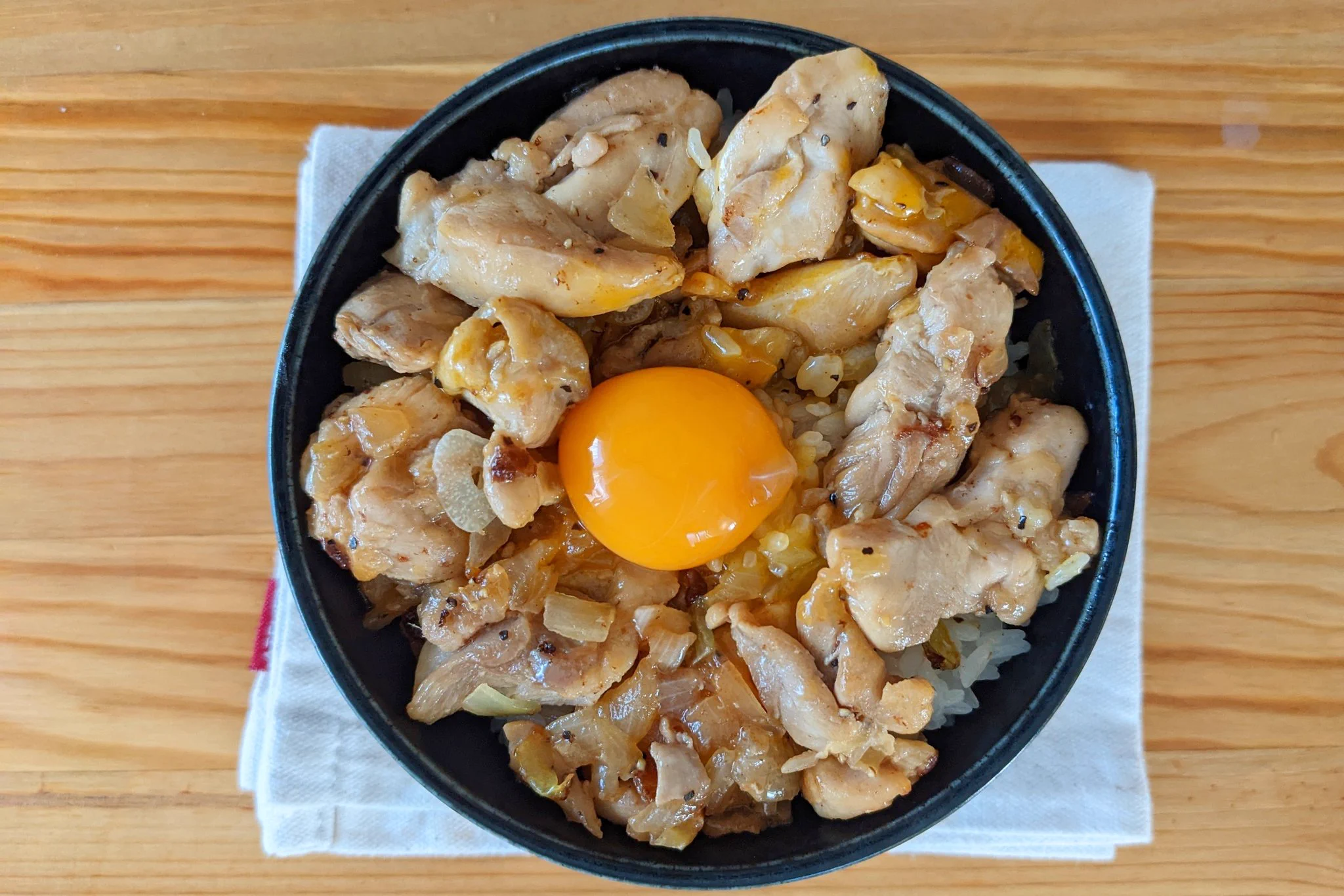 にんにくの風味がやみつきに！絶品「鶏塩にんにく丼」。