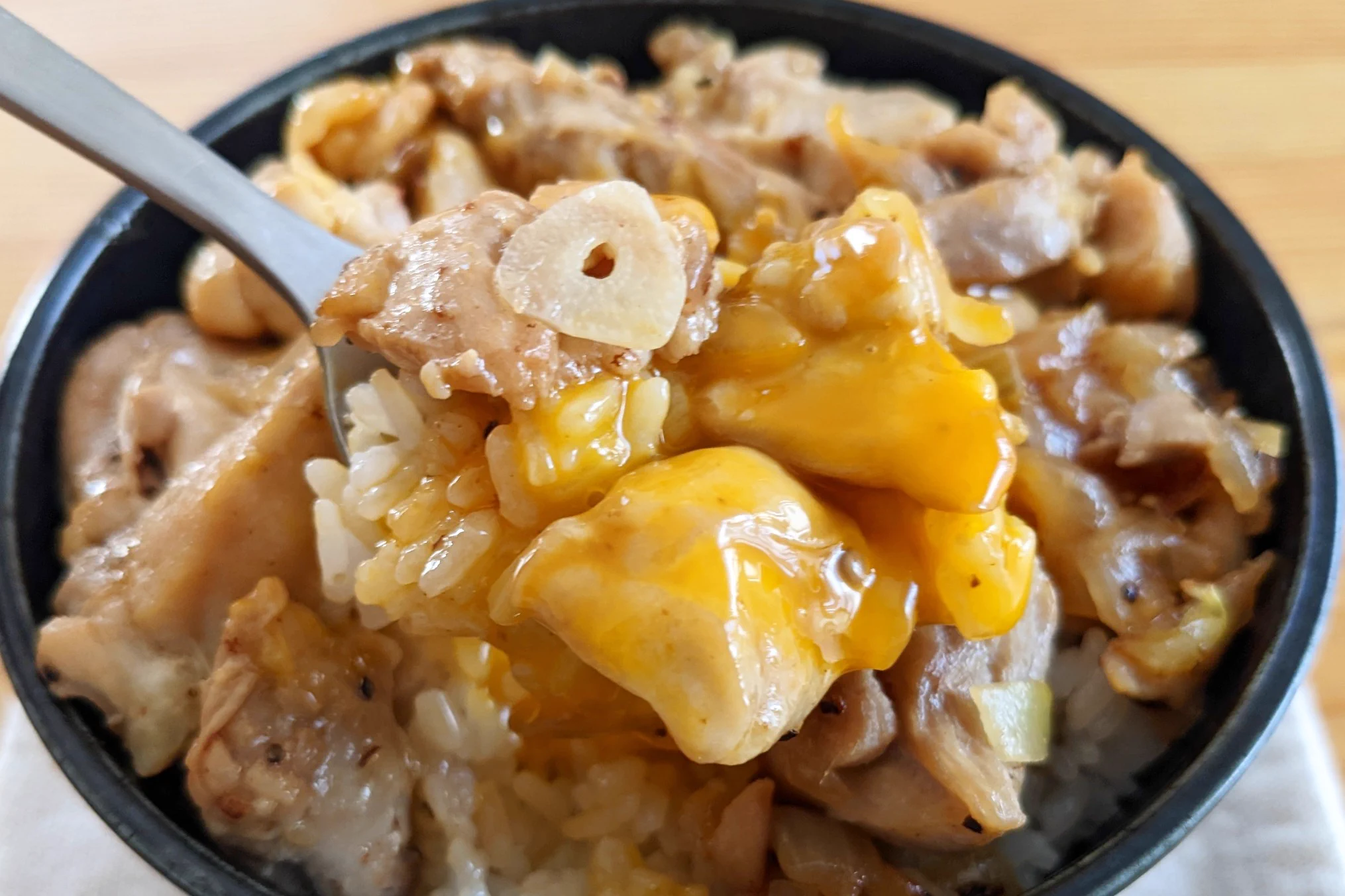 にんにくの風味がやみつきに！絶品「鶏塩にんにく丼」。
