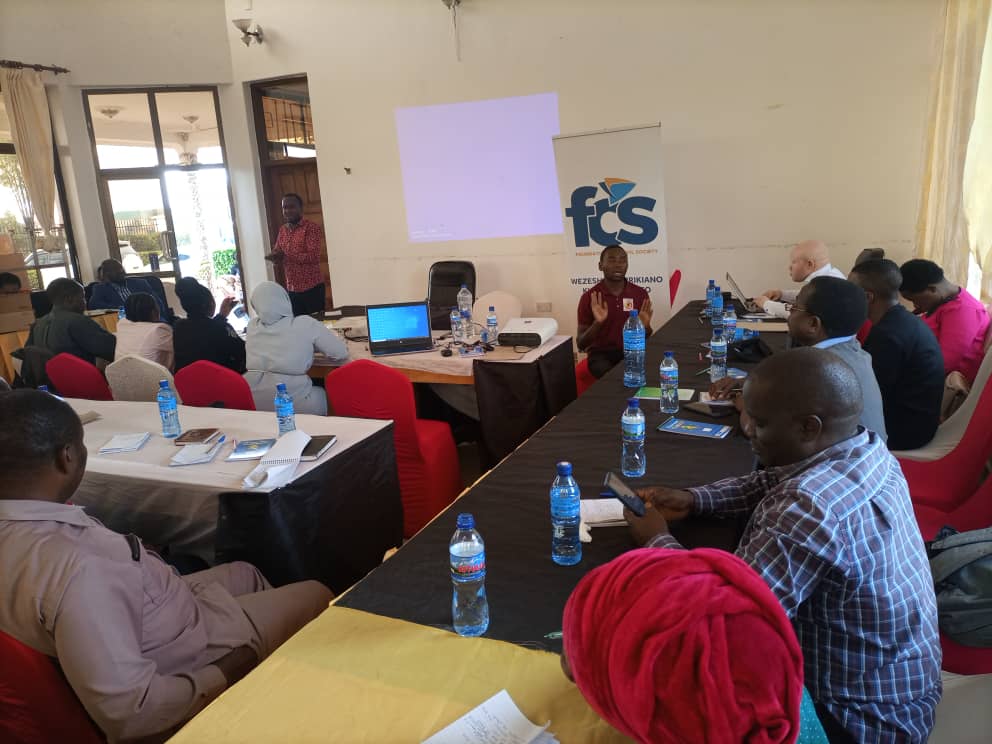 FCSTZ's tweet photo. Wawakilishi wa Asasi 50 kutoka Njombe wakishiriki mafunzo kuhusu uzingatiaji wa matakwa ya kisheria hususan Sheria na miongozo iliyopo ya uratibu kwa NGOs.Mafunzo yameandaliwa kwa ufadhili wa @FCSTZ kwa usimamizi wa #KituoChaAZAKI wakishirikiana na Mjumbe wa NaCoNGO Njombe https://t.co/VgTelnSgcZ