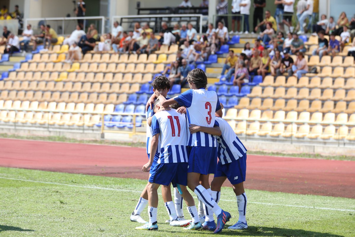 FCPorto's tweet photo. ⚽ CD Feirense - FC Porto
👉 Camp. Nacional 1ª Div. Sub15
📍 Campo nº5 do Complexo Desportivo Feirense
⌚ 9h

#FCPortoSub15 https://t.co/eBCJVDtd6j