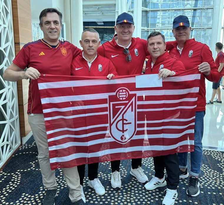 dpuertaconejero's tweet photo. El Hotel intercontinental de Doha se ha convertido esta mañana en el punto de encuentro de aficionados españoles. El Granadinismo siempre está cerca de su selección y me he llevado una alegría al encontrarme con el mítico Nene y sus amigos. A ver si rematamos el día ! https://t.co/Gko739Jwkh