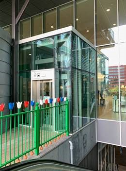 GemZaanstad's tweet photo. De #lift van het #Stadhuisplein en het busstation #Zaandam is vanwege een storing vanochtend en begin van de middag buiten gebruik. Wij gaan er vanuit dat de lift einde van de dag weer werkt. Excuses voor het ongemak. https://t.co/xRUrNUmwUS