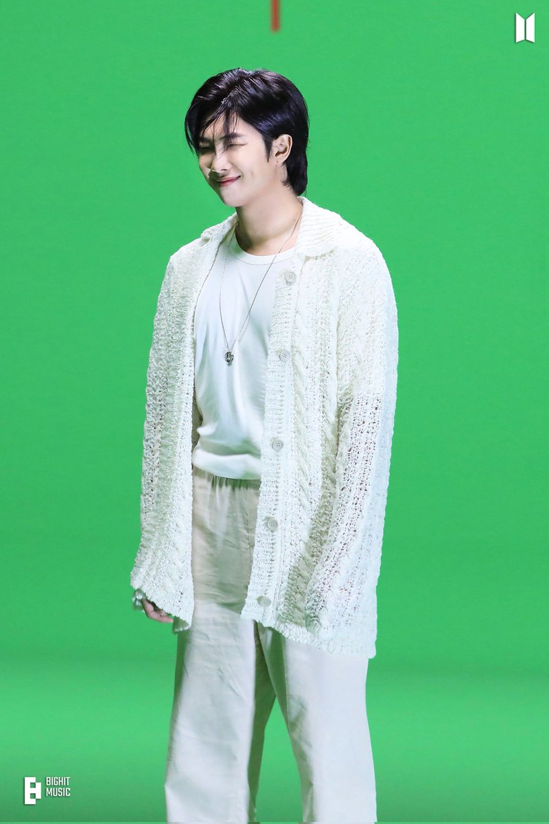 UniversBTS_'s tweet photo. 📸 Bastidores do MV ‘들꽃놀이 (with 조유진)’ (Wild Flower - RM with Youjeen). 💙

[+] https://t.co/9DXE4saaYJ