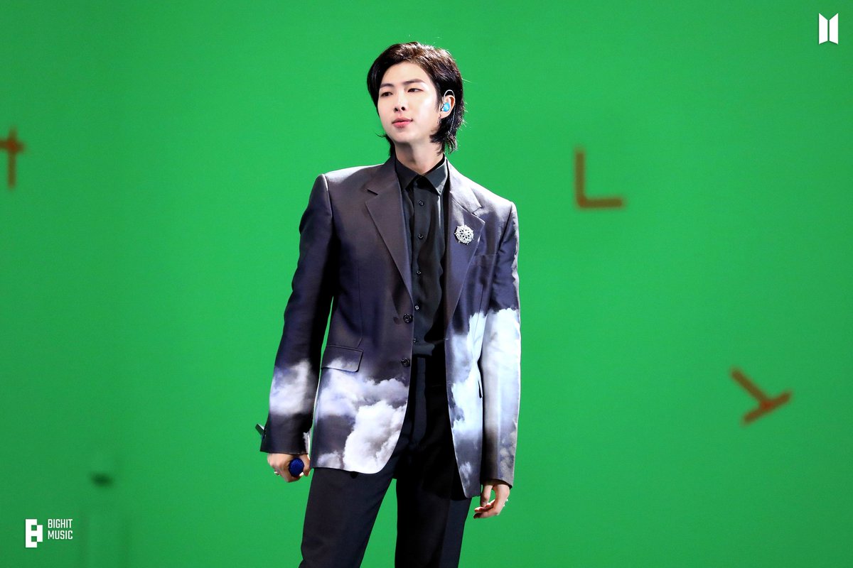 UniversBTS_'s tweet photo. 📸 Bastidores do MV ‘들꽃놀이 (with 조유진)’ (Wild Flower - RM with Youjeen). 💙

[+] https://t.co/9DXE4saaYJ